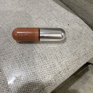 r.e.m. beauty liquid Lipstick in nude brown